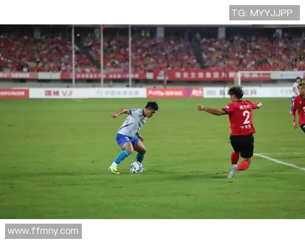 足球明星亲临篮球赛现场感受激情碰撞与运动魅力